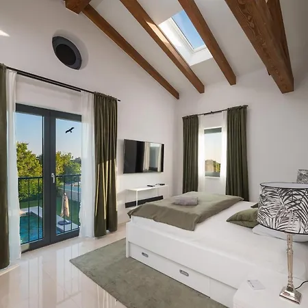 Linnelle Seaview- Rovinj, Heated Pool Villa Burići