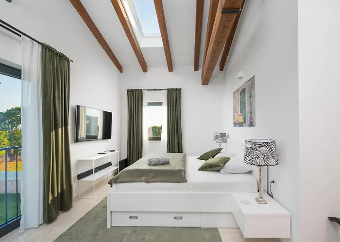 Linnelle Seaview- Rovinj, Heated Pool Villa