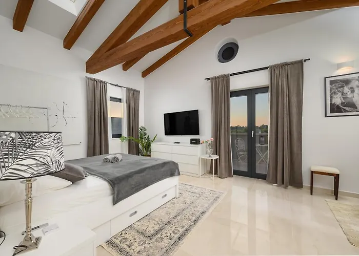 Linnelle Seaview- Rovinj, Heated Pool Villa