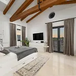 Linnelle Seaview- Rovinj, Heated Pool Villa