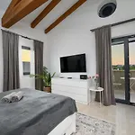 Linnelle Seaview- Rovinj, Heated Pool * Burići