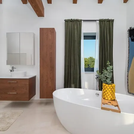 Linnelle Seaview- Rovinj, Heated Pool