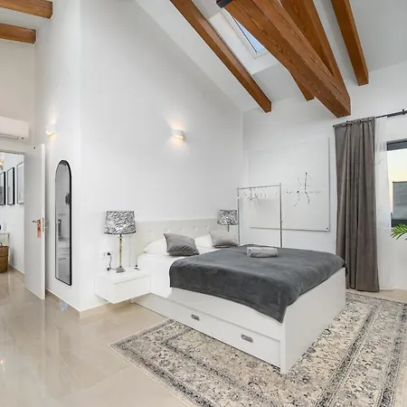 Linnelle Seaview- Rovinj, Heated Pool Villa Burici