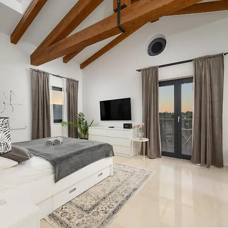 Linnelle Seaview- Rovinj, Heated Pool Villa