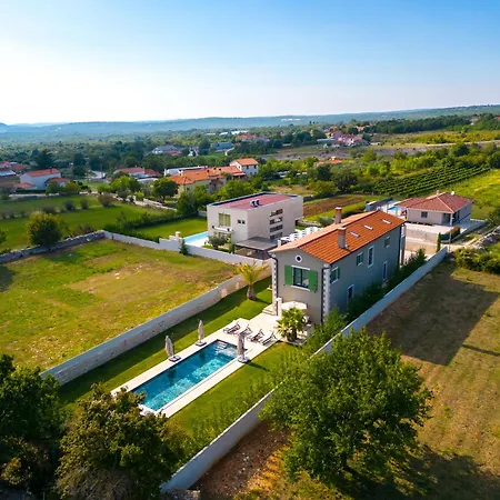 Linnelle Seaview- Rovinj, Heated Pool