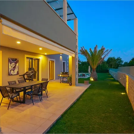 Villa Linnelle Seaview- Rovinj, Heated Pool