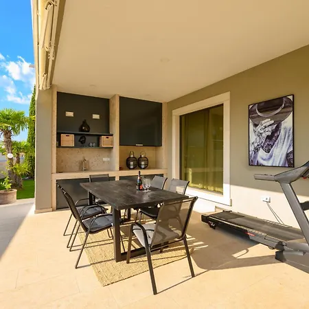Linnelle Seaview- Rovinj, Heated Pool Villa Burići