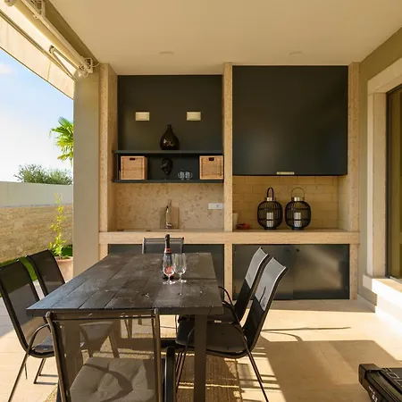 Linnelle Seaview- Rovinj, Heated Pool Villa