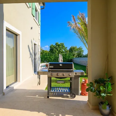 Linnelle Seaview- Rovinj, Heated Pool Villa *